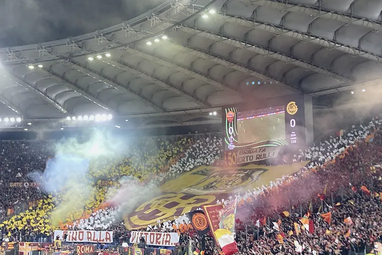 欧战之夜的球场外旗帜与灯光实拍(额外名额的逻辑)